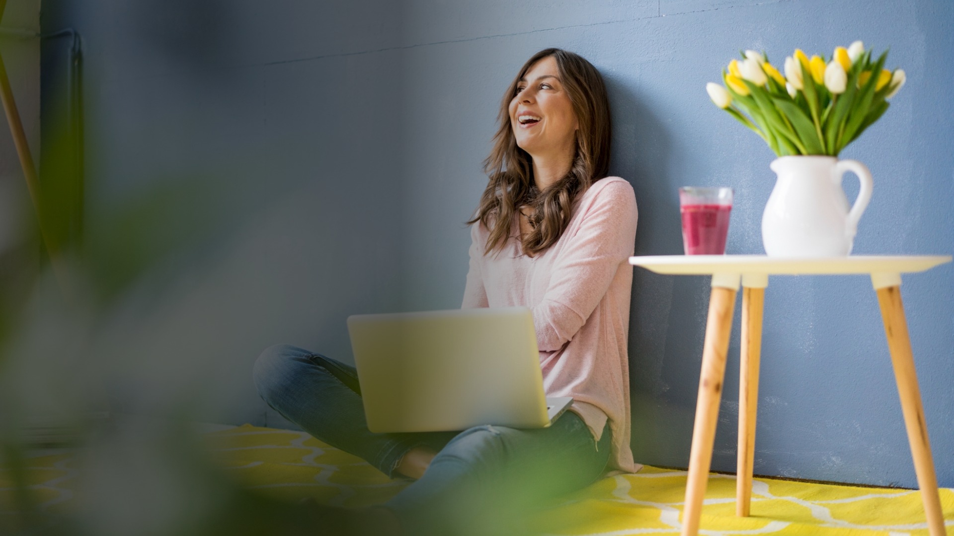 Medewerker werkt geconcentreerd op een laptop